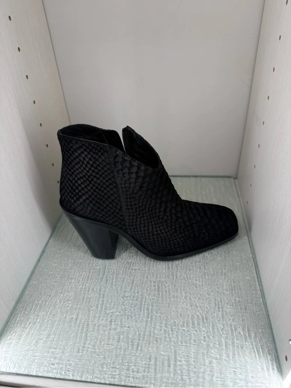 Jeffrey Campbell Black Textured Snakeskin Ankle Boots – Size 6 - NWT